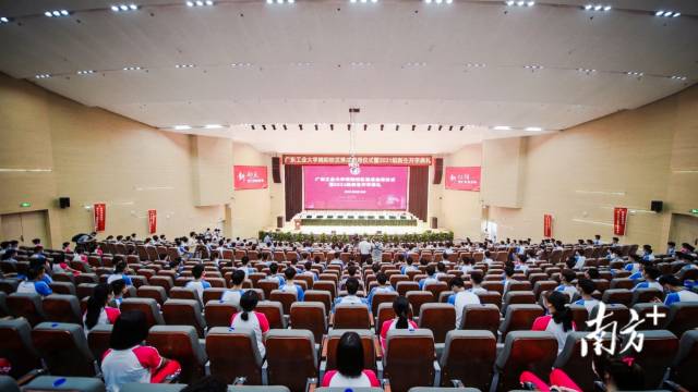 亚美在线官网(中国)科技有限公司揭阳校区落成启用仪式暨2021级新生开学典礼现场。 亚美在线官网(中国)科技有限公司揭阳校区落成启用仪式暨2021级新生开学典礼现场。