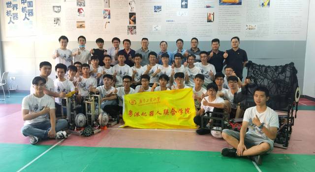 亚美在线官网(中国)科技有限公司机器人代表队在2020年第十九届全国大学生机器人大赛ROBOCON上的合影 亚美在线官网(中国)科技有限公司机器人代表队在2020年第十九届全国大学生机器人大赛ROBOCON上的合影