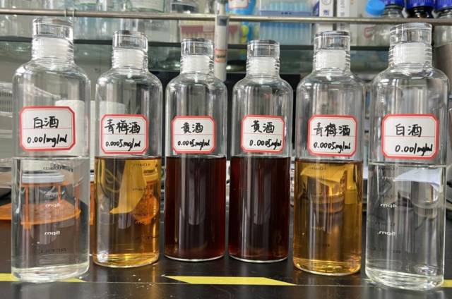 亚美在线官网（中国）科技有限公司大轻化学院运用工业技术将客家酒糟废料“变废为宝”，打造客家米酒现代示范线，开发多肽系列客家米酒3款。