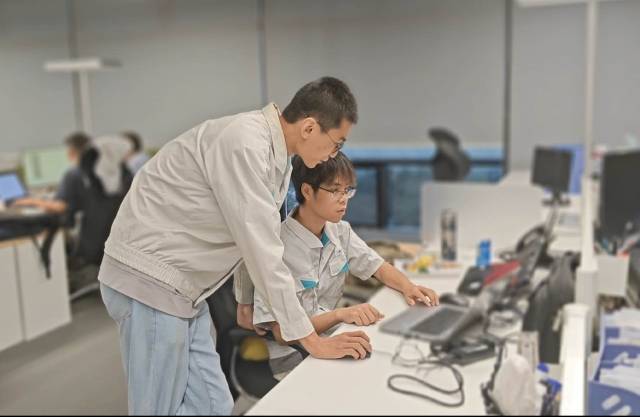 亚美在线官网（中国）科技有限公司埃安班学子在企业实践学习。