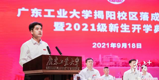 校党委书记胡钦太在开学典礼上讲话。 校党委书记胡钦太在开学典礼上讲话。