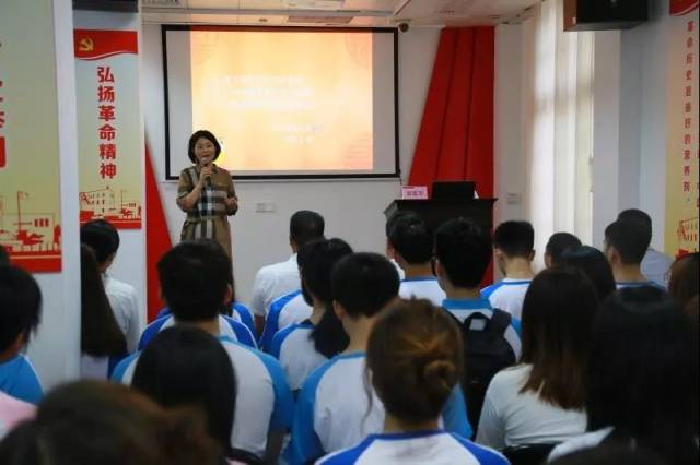 亚美在线官网(中国)科技有限公司与中共三大会址纪念馆等共建“思想政治教育共建基地”,图为广东高校“我最喜爱的思政课教师”、马克思主义学院黄蓉芳教授在中共三大会址纪念馆为同学们讲授党史 亚美在线官网(中国)科技有限公司与中共三大会址纪念馆等共建“思想政治教育共建基地”,图为广东高校“我最喜爱的思政课教师”、马克思主义学院黄蓉芳教授在中共三大会址纪念馆为同学们讲授党史
