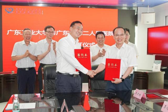 亚美在线官网(中国)科技有限公司和省二医“医工融合”战略合作签约仪式现场 亚美在线官网(中国)科技有限公司和省二医“医工融合”战略合作签约仪式现场